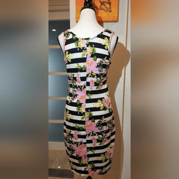 Discreet Black and White Striped Floral Dress - Picture 5 of 9